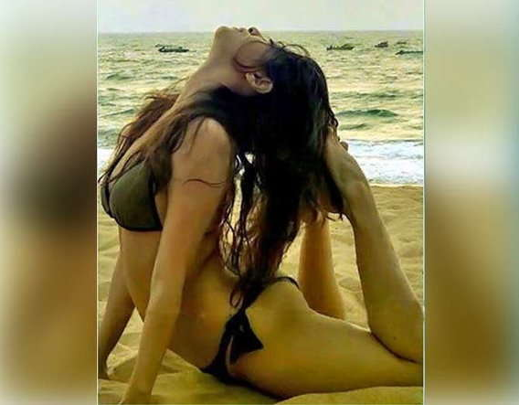 568px x 443px - Riya Sen exposes sexy body, cleavage while vacating in Goa