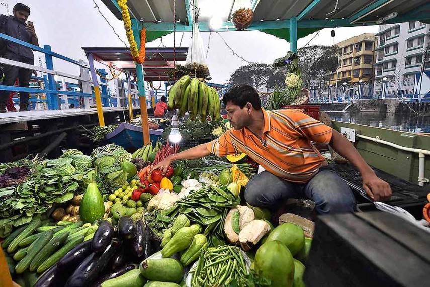 First floating market, India gets its first floating market, First floating market with 200 shops, First floating market with 228 sellers, Kolkata, West Bengal, National news, Offbeat news