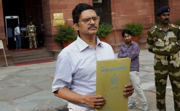 IPS officer, Senior bureaucrat, Indian Police Service, Criminal defamation case, Amitabh Thakur, Arvind Kumar, Uttar Pradesh, Regional news