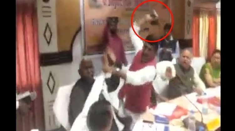 BJP MP beats MLA, BJP MP beats Party MLA, Sant Kabir Nagar, Uttar Pradesh news, Regional news, Politics news