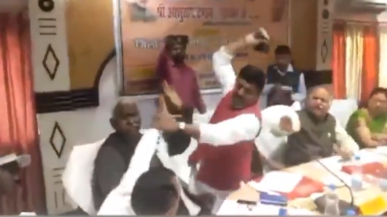 BJP MP beats MLA, BJP MP beats Party MLA, Sant Kabir Nagar, Uttar Pradesh news, Regional news, Politics news