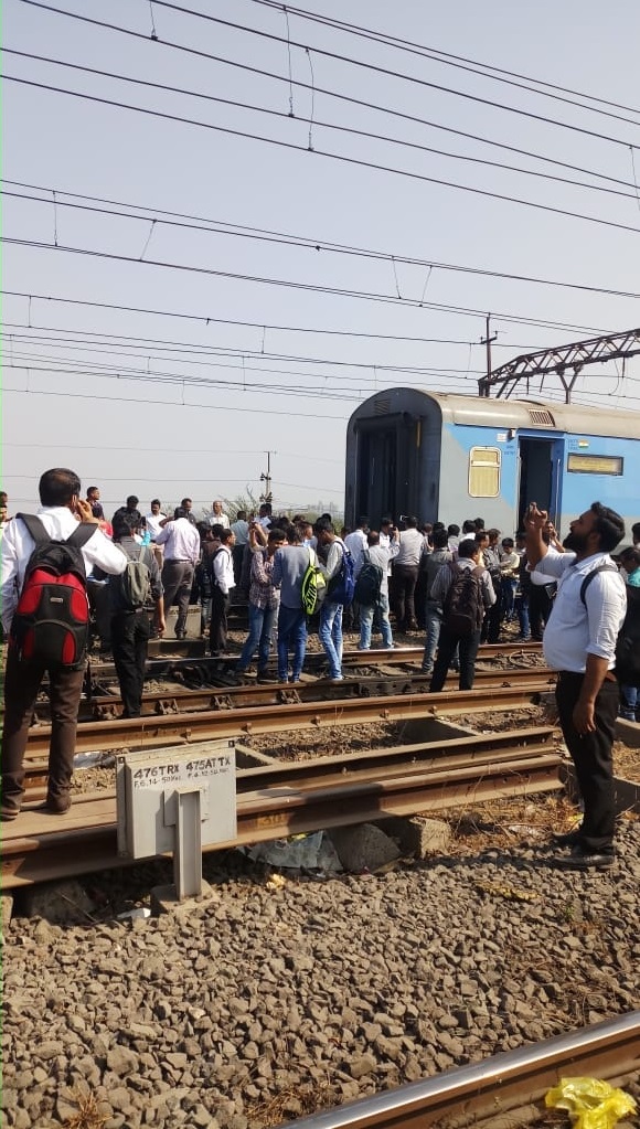 Engine, Coaches, Train, Mumbai bound train, Engine detached with coaches of train, Coaches of train detached from engine, Central Railway, Manmad-Mumbai Panchavati Express, Chhatrapati Shivaji Maharaj Terminus, Mumbai, Regional news, Weird news