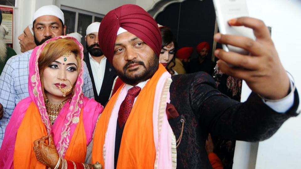 Pakistani woman, Pakistani girl, Kiran Sarjeet Kaur, Parvinder Singh, Indian man, Indian man ties knot with Pakistani woman, Pakistani girl travels by Samjhauta Express, India and Pakistan, Patalia, Punjab, Haryana, Bride and groom, Offbeat news, Weird news