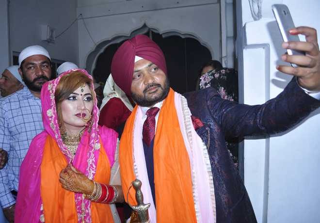 Pakistani woman, Pakistani girl, Kiran Sarjeet Kaur, Parvinder Singh, Indian man, Indian man ties knot with Pakistani woman, Pakistani girl travels by Samjhauta Express, India and Pakistan, Patalia, Punjab, Haryana, Bride and groom, Offbeat news, Weird news