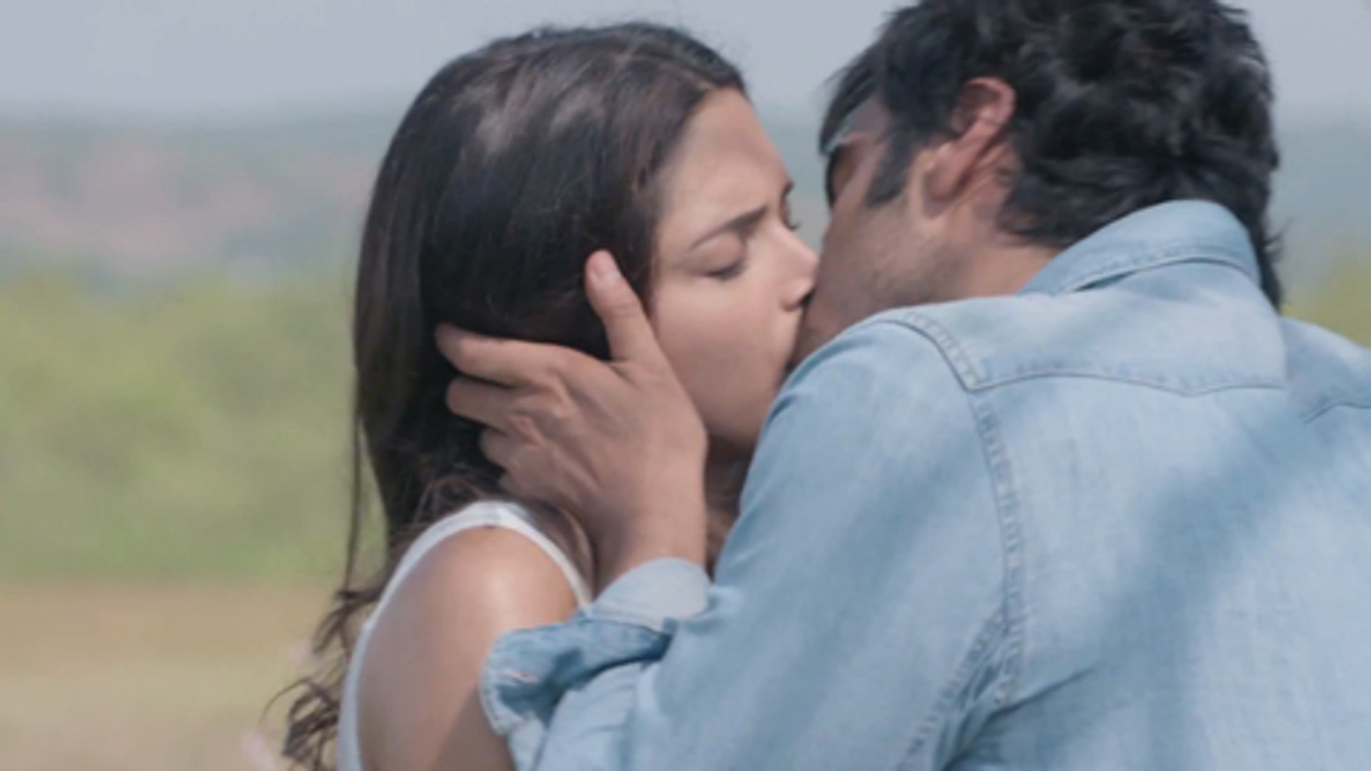 [Image: Deepika-Padukone-kissing-scenes-7.jpg]
