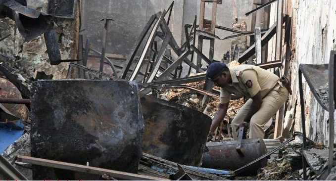 Five people killed, Six-month baby killed, Fire at gas stove warehouse, Mayawati Colony, Indira Nagar, Lucknow, Uttar Pradesh, Regional news, Crime news